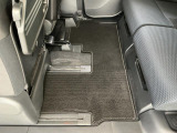 しっかりと汚れ、砂ぼこりを落とし足元まで清潔な車内空間を作り上げております♪