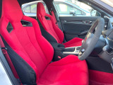 【専用スポーツシート】ホールド性に優れ、カーブ時の体が流れを抑制してくれます。また、体にフィットするから腰や背中が疲れにくく、ロングドライブや高速走行でも快適にお過ごしいただけます♪