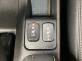 前席の左右別々のシートヒータースイッチが付いています。HiとLoの2段階で温度設定ができます。