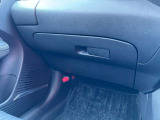 奥行きのあるグローブボックスなので車検証や小物、常備品を収納してみてください!すっきり収納できて便利です!