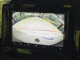 【バックカメラ】駐車時に後方がリアルタイム映像で確認できます。大型商業施設や立体駐車場での駐車時や、夜間のバック時に大活躍!運転スキルに関わらず、今や必須となった装備のひとつです!