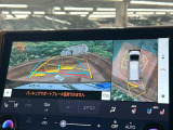 【パノラミックビューモニター】専用のカメラにより、上から見下ろしたような視点で360度クルマの周囲を確認することができます☆死角部分も確認しやすく、狭い場所での切り返しや駐車もスムーズに行えます。