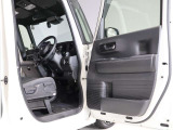 運転席・助手席ドアは開口範囲が広く、とても乗りやすいですよ!収納スペースもあります!