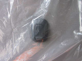 助手席シートの後ろに3kgまでの荷物がかけられるフックがあります!