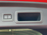 スイッチひとつでリアゲートの開閉が可能なパワーリフトゲートを装備!荷物で手が塞がっている時や小柄な方でも力を使わずスムーズに開閉できます。日常のお買い物から旅行まで利便性を高める快適な装備です。