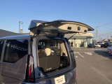 バックドアの約半分の 開閉スペースがあれば荷物を出し入れすることができるハーフバックドアを新設定。狭い駐車場などでも安心の使い勝手です。