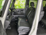 前席は身体を預けやすい形状で、落ち着いた色合いが車内をすっきりまとめています。足元にもゆとりがあり、座ったまま前方を見渡しやすい空間です。通勤やお出かけなど日々の移動に寄り添います。