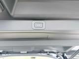 パワーテールゲートは、ボタン一つでテールゲートを自動的に開けたり閉めたりできるため、重い荷物を持っている場合でも、手を使わずに開閉できます。これにより、荷物を運ぶ際の負担が軽減されます。