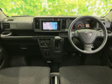 運転席まわりは前方の視界が広く、メーターやナビ画面も目に入りやすい配置です。左右のシートは落ち着いた色合いで、日常の移動をゆったりと過ごせる空間になっています。