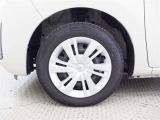 【ホイールカバー】純正なので車に似合うデザインになっていますね。スタッドレスタイヤもご相談下さい。
