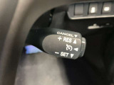 高速道路で便利な【クルーズコントロール】も装着済み。アクセルを離しても一定速度で走行ができる装備です。加速減速もスイッチ操作でOKです。