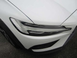 ひときわ印象的なT字型のLEDヘッドライトは、新世代のボルボを象徴するユニークなアイコンとなっています。LEDデイタイム・ランニング・ライトやポジションライト、ウインカーの役割も果たします。