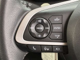運転中、オーディオの操作をしてて、ハッとしたことはありませんか?ステアリングスイッチは、運転中でもハンドルでオーディオの操作が可能です。安全なドライブをサポートします。
