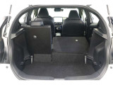 シートは6:4分割で片方だけ倒せます。荷物の多さや乗車人数にあわせてフレキシブルにアレンジできます。後部座席に乗車しながら長尺物も積み込めますよ。