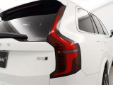 遠くからでも一目でわかるボルボの特徴的なデザインのテールランプ。緊急制動時にはブレーキランプが高速で点滅、さらに強く踏むとハザードランプもも点滅。後続車からの追突被害事故を未然に防ぎます。