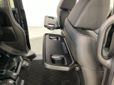 運転席・助手席の背もたれには、2列目シート用にカップホルダー付きの「格納式のシートバックテーブル」を装備しています。休憩時のちょっとした時間などカップを置いたり、小物置きに使えて便利です。