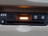 ■【ETC車載器】が装備されています。セットアップをしてお渡しとなり、ETCカードを差し込むだけで高速道路の利用が可能です。