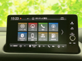 ナビやオーディオ、電話などのメニューを画面から選べる構成です。ホームや戻る、音量のボタンも備わり、日常で使う機能を確認しながら操作しやすくなっています。
