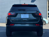 JEEPエンブレムが輝く後姿は見とれてしまうほど魅力的!