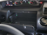 車内には使い勝手の良い収納スペースを随所に配置。小物から日常アイテムまで、すっきり収まります。
