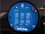 MINIのメーターパネルは円をコンセプトにデザインされております。おしゃれで愛嬌のあるMINI独自のデザインに惹かれる方は数多くいらっしゃいます。