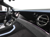 ベントレーは全てオーダーでの発注となっておりますので同じ車種でもステッチやベニヤ部分でまったく違う表情を感じることができます。
