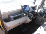 水平基調のインパネは運転者の広い視覚を確保しています。右左折時に歩行者の存在を気づきやすい工夫もされています。