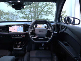 内装はシンプルに使い勝手を考え作られています。お車を運転する感覚をダイレクトに体感して頂けます。室内も広くロングドライブにも快適にお過ごしいただけます。