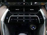 左右独立温度コントロールフルオートエアコンです。運転席、助手席それぞれで独立して温度設定ができます。冷え性の方が乗っても安心ですね♪