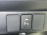 コーナーセンサーを車の前後に装備。障害物までの距離に応じて警告音を変えてお知らせ。縦列駐車時や駐車場・車庫などでの取り回しをサポートします。詳細は販売店スタッフまでおたずねください。
