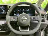 ステアリングに各種スイッチがまとまり、手元で車両の設定やオーディオ関連の操作ができます。メーターを見ながら扱いやすく、運転中の視線移動を抑えたい方にも便利です。
