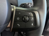 MINIの運転席操作部は、中央に構えるディスプレイが最大の特徴です。航空機を思わせるトグルスイッチなど、直感的で遊び心のあるメカニカルな操作感が、ゴーカートのような走りの高揚感を高めます。
