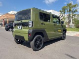 スタイルの良さが伝わる右後方アングル。リアの迫力と側面ライン、角の状態までまとめて確認。