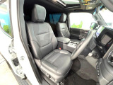 運転席まわりには十分なスペースがあり、大柄な方でもゆったり運転していただける環境です。