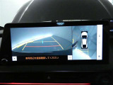 【全周囲モニター】車を上空から見下ろしたような映像をカーナビ画面に映し出し、車庫入れや縦列駐車をサポートしてくれます。
