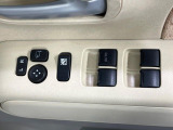 【電動格納ミラー】サイドミラーは電動格納式となっており、狭い駐車場でもキズがつくリスクを抑えられます。