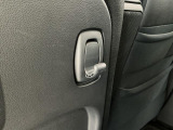 【フック】フックの用途は様々。手荷物のバッグや買い物袋、ビニール袋をぶら下げてゴミ箱にしても良いですね♪