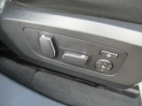 運転席メモリー付きフロント電動シート装備。