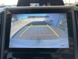 後方映像とガイド線を画面で確認でき、駐車時の周囲確認をサポートします。見やすい位置に配置されており、車庫入れや縦列駐車の際にも状況を把握しやすい装備です。