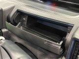 小物が収納できる運転席側インパネアッパーボックス。 ボックス内にはUSBソケットが一口。