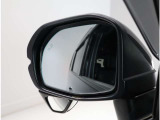 ブラインドスポットインフォメーション装備  斜め後ろに存在する車を検知。その方向のドアミラー鏡面上にマークを表示し、存在をお知らせします。またその方向にウインカーを操作すると、警報音でお知らせします。