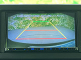 後方の映像に加えて目安となるガイド線が表示され、駐車時に周囲を確認する際に役立ちます。車庫入れや狭い場所での後退時も、目視と併用して安全確認を進めやすい装備です。