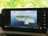 停車中にテレビ映像を視聴できる画面を備えています。目的地に着いてひと息つく時間や、待ち合わせの合間などに映像を楽しめる装備です。表示の切り替えも画面から行えます。