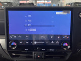 FM・AM・TVなどの選択項目が画面上に並び、利用したい音源を見分けながら選べます。タッチパネルで表示を確認しつつ切り替えられるため、日々の移動に合わせて使い分けられます。