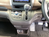 足元スッキリ、インパネシフトです。パーキングブレーキはフットブレーキタイプなので、運転席と助手席の間がスッキリしています。