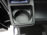 カップホルダーは運転席や助手席からちょうど手の届く位置です!!