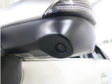 助手席側で見えにくい左前方の映像を、車内のマルチファンクションディスプレイに映し出します。前方への駐車や左寄せ、狭い道でのすれ違いなど、さまざまなシーンで安心して運転できる便利な機能です。