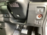 左側に高速で便利なETCがあり、また、便利な電動スライドドア、横滑りを防ぐVSAなどのスイッチは、運転席の右側、手の届きやすい位置にあります。