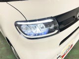 白く明るい光で夜間走行をサポートするLEDヘッドランプを搭載