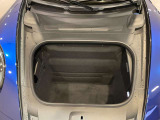 フロント側に設けられた収納スペース。スポーツカーでありながら、ドライブに必要な荷物を積むことも考慮しています。